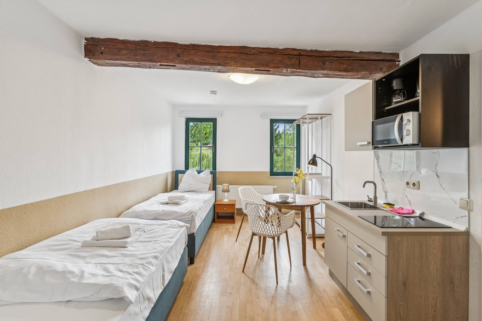 Umgebautes Studio mit Fachwerkbalken und Küchenzeile im Gasthof Deutsche Eiche