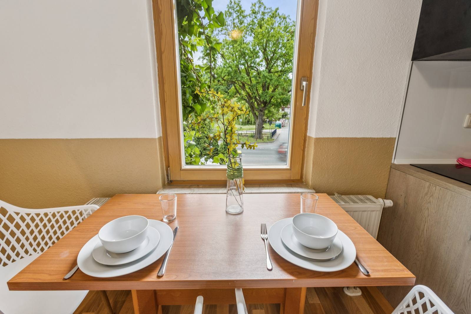 Gedeckter Tisch am Fenster in einem Zimmer des Gasthofs Deutsche Eiche